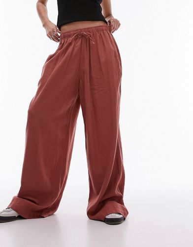 Pantaloni con fondo ampio in misto lino color mattone bruciato - Topshop - Modalova