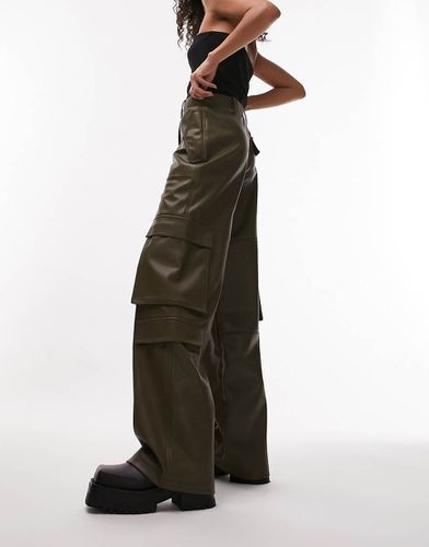 Pantaloni cargo multitasche in pelle sintetica kaki scuro - Topshop - Modalova