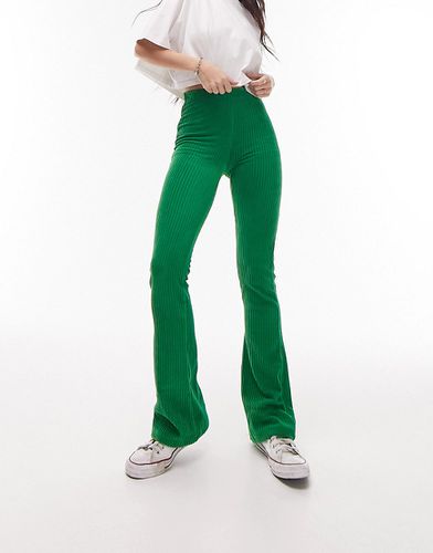 Pantaloni a zampa elasticizzati in velluto a coste verdi - Topshop - Modalova