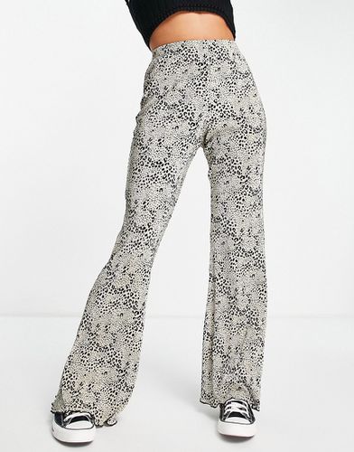 Pantaloni a zampa plissé con stampa leopardata - Topshop - Modalova