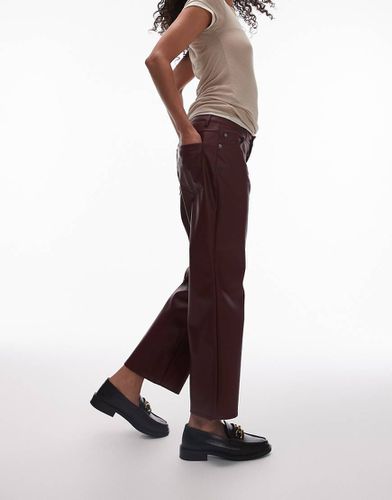 Pantaloni alla caviglia dritti in pelle sintetica bordeaux scuro - Topshop - Modalova