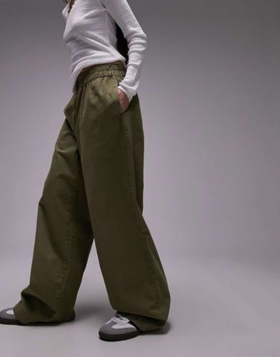 Pantaloni dritti con bottone sul davanti color kaki - Topshop - Modalova