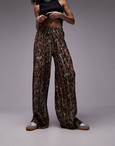Pantaloni dritti plissé marroni leopardati in tessuto stropicciato - Topshop - Modalova