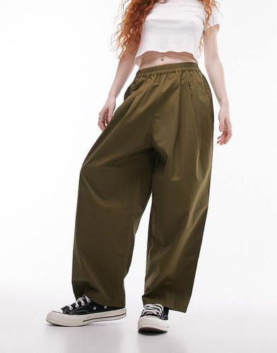 Pantaloni kaki a pieghe con gambe a palloncino - Topshop - Modalova