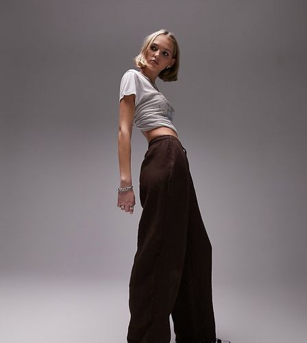 Pantaloni con fondo ampio in lino color cioccolato allacciati in vita - Topshop Petite - Modalova