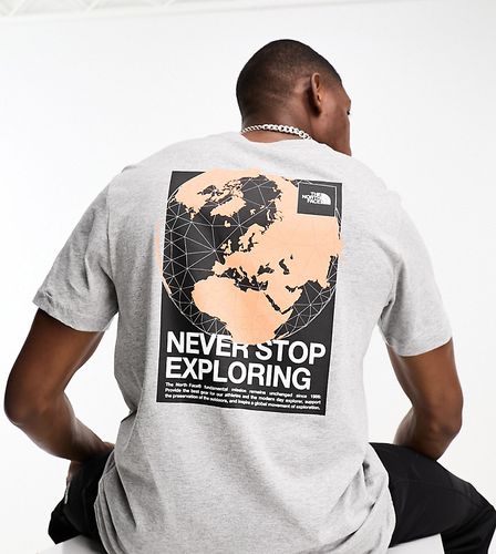 World Connection - T-shirt grigia con stampa sul retro - In esclusiva per ASOS - The North Face - Modalova