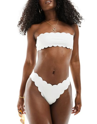 Malia - Top bikini a fascia testurizzato con orlo smerlato color crema - The Frolic - Modalova