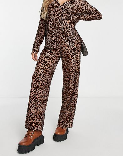 Pantaloni con fondo ampio con stampa leopardata in coordinato - The Frolic - Modalova