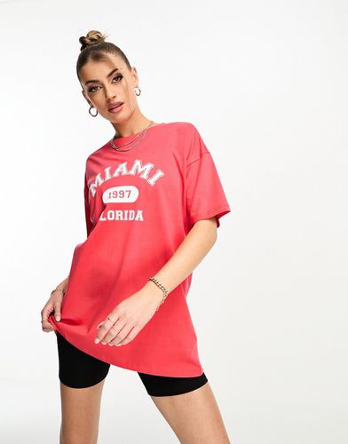 Miami - Coordinato con pantaloncini e t-shirt oversize rossa con scritta - Threadbare - Modalova