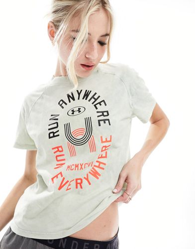 Run Everywhere - T-shirt kaki con stampa grafica - Under Armour - Modalova