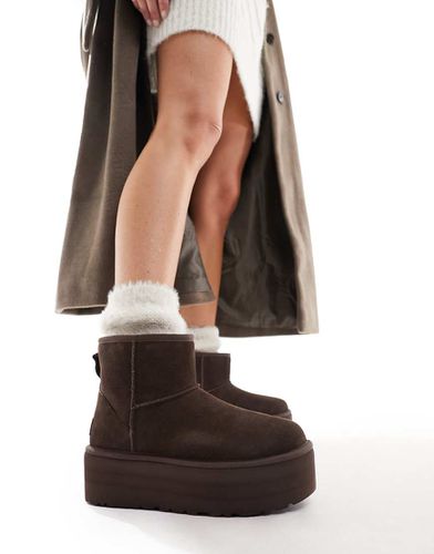 Classic - Stivaletti marroni con suola platform - UGG - Modalova