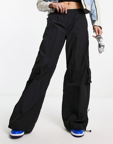 Pantaloni cargo neri stile paracadutista in nylon - Urban Classics - Modalova