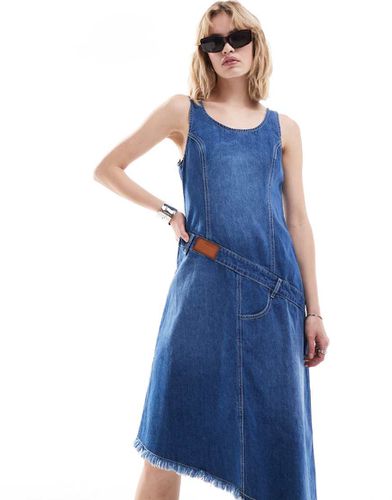 Vestito a trapezio in denim lavaggio blu medio asimmetrico - Urban Revivo - Modalova