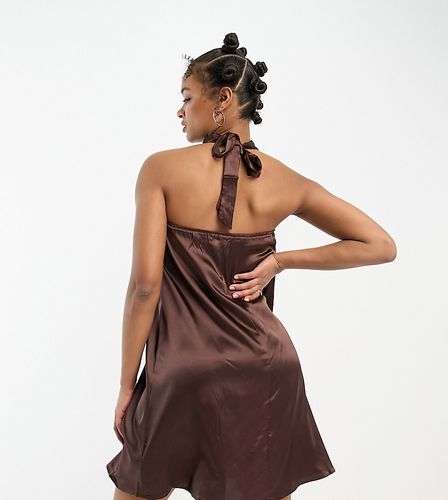 Vestito corto in raso marrone cioccolato accollato - Urban Threads Tall - Modalova