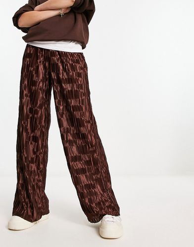 Pantaloni a fondo ampio marrone cioccolato in raso plissé in coordinato - Urban Threads - Modalova