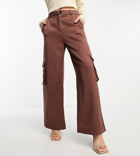 Pantaloni cargo a fondo ampio marrone cioccolato - Urban Threads Petite - Modalova