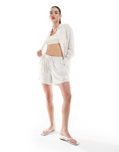 Pantaloncini svasati e ampi in misto lino bianchi a righe marroni in coordinato - Vero Moda - Modalova