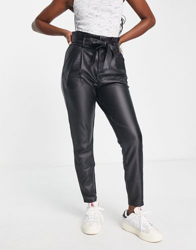 Pantaloni affusolati neri in pelle sintetica - Vero Moda - Modalova