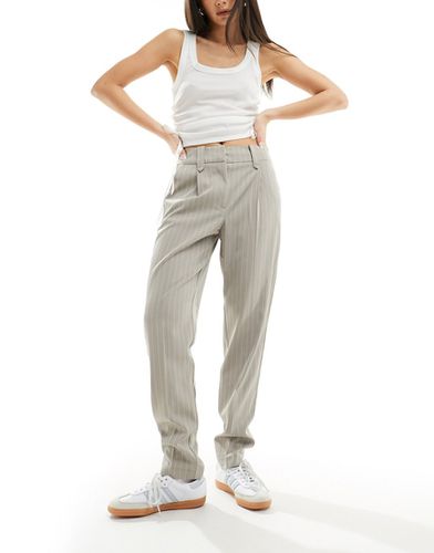 Pantaloni affusolati grigio chiaro gessato con pieghe sul davanti - Vero Moda - Modalova