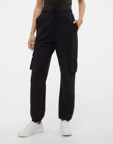 Pantaloni cargo neri con fondo elasticizzato - Vero Moda - Modalova