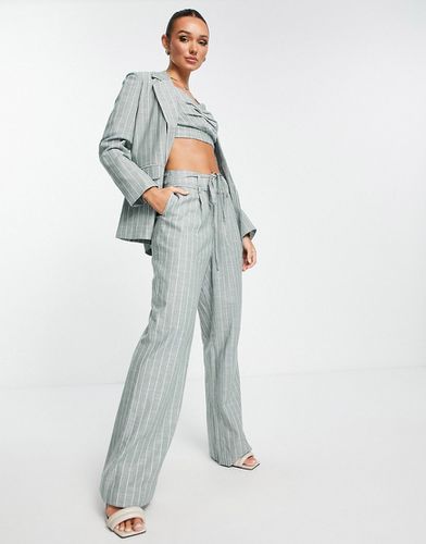 Pantaloni da abito sartoriali a fondo ampio con allacciatura in vita color grigio a righe - Vero Moda - Modalova