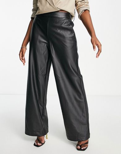 Pantaloni in pelle sintetica neri con fondo ampio - Vero Moda - Modalova