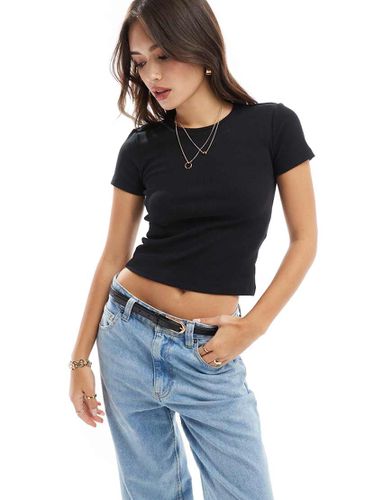 T-shirt nera a coste con scollo rotondo - Vero Moda - Modalova