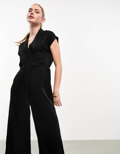 Tuta jumpsuit nera a maniche corte con scollo a V - Vero Moda - Modalova