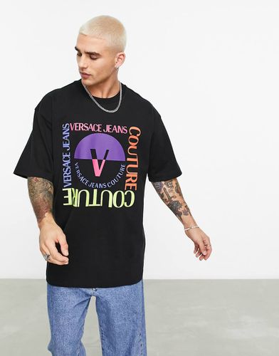 T-shirt oversize nera con emblema a V squadrato - Versace Jeans Couture - Modalova