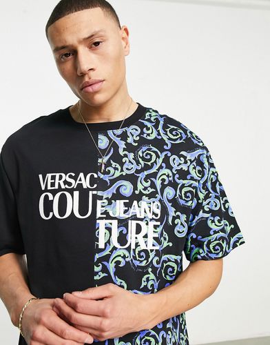 T-shirt oversize nera con stampa combinata - Versace Jeans Couture - Modalova