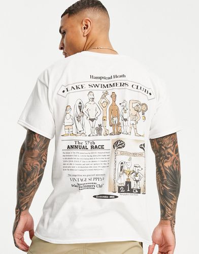 T-shirt bianca con stampa "Swim Club" sul retro - Vintage Supply - Modalova