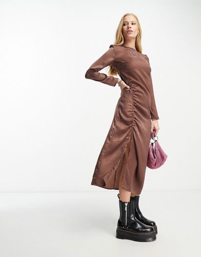 Vestito midi in raso marrone con arricciatura laterale - VIOLET ROMANCE - Modalova