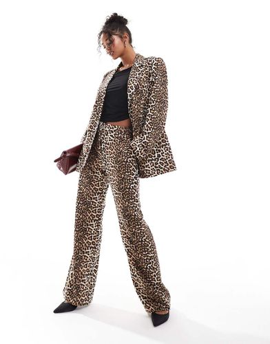 Pantaloni a vita alta e a zampa con stampa leopardata in coordinato - YAS - Modalova