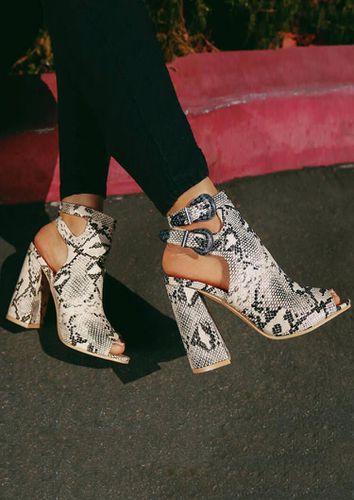 Snake Skin Printed Hollow Out Heeled Sandals - unsigned - Modalova