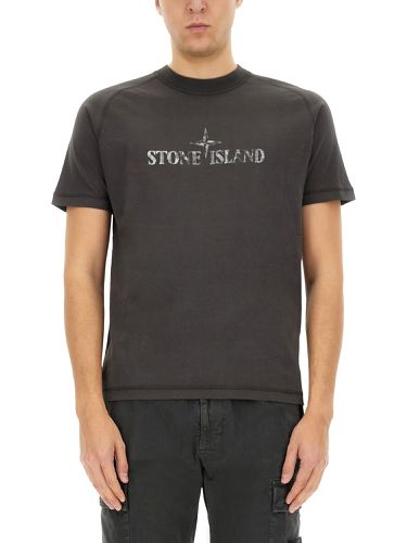 Stone island t-shirt with logo - stone island - Modalova