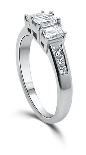 JM2151 Three stone Emerald Cut Jewellery - James Moore - Modalova