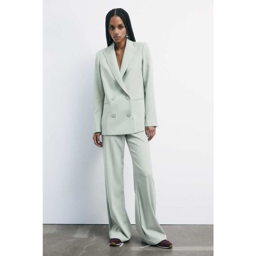 Blazer doppiopetto in crêpe stretch con rever a lancia e taglio rilassato. Rifinito con nervature piatte sul fronte, spacchi sulle maniche e logo Fly - 8058701424917 - Modalova