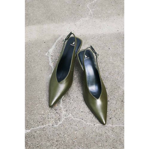 Le slingback aggiungono freschezza a ogni look. Con cinturino sottile, dettaglio Fly e tacco medio, sono facili da abbinare e donano subito carattere - 8058701704446 - Modalova