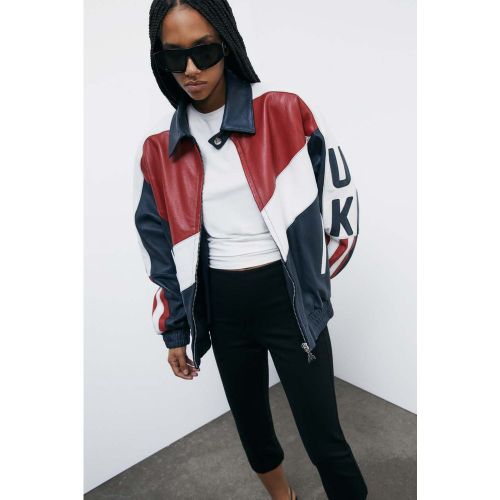 FLY THE FLAG – Una capsule a edizione limitata (1/20) che riflette il dualismo dell'anima Patrizia Pepe: l’attitudine glam-rock e irriverente del - 8058701714131 - Modalova