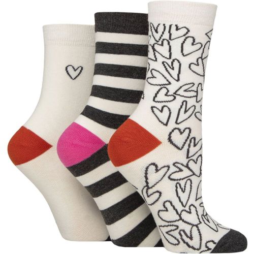 Women's 3 Pair Caroline Gardner Patterned Cotton Socks Small Heart Outline White 4-8 Women's - SockShop - Modalova