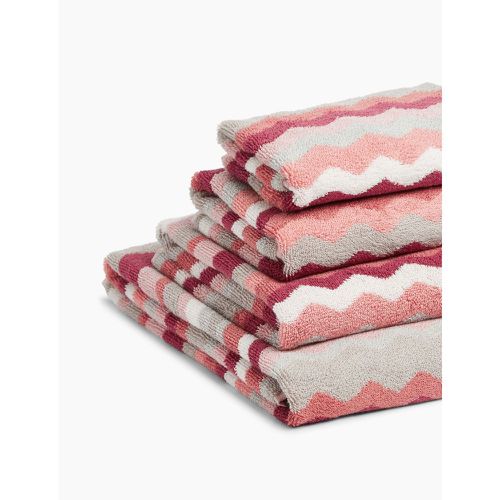 Pure Cotton Zig Zag Towel pink - Marks & Spencer - Modalova