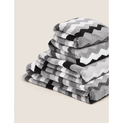 Pure Cotton Zig Zag Towel grey - Marks & Spencer - Modalova