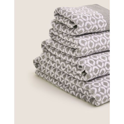 Pure Cotton Repeat Links Towel grey - Marks & Spencer - Modalova
