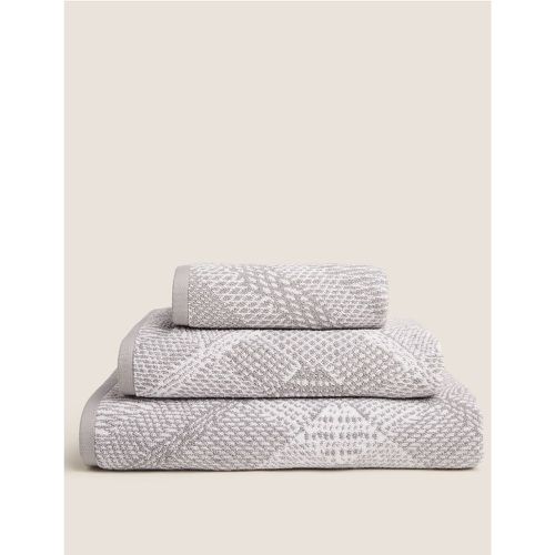 Pure Cotton Repeat Diamond Towel grey - Marks & Spencer - Modalova