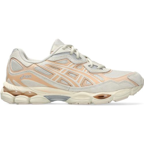 La GEL-NYC si ispira alle scarpe da corsa tradizionali ma ultra moderne. La sua tomaia fa riferimento alla GEL-NIMBUS 3 dei primi anni 2000, a cui son - MAG11933236 - Modalova