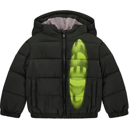 La Giacca a vento con cappuccio e maniche lunghe per baby boy del marchio Guess è una scelta perfetta per tenere il tuo piccolo caldo e alla moda dur - MAG10748951 - Modalova