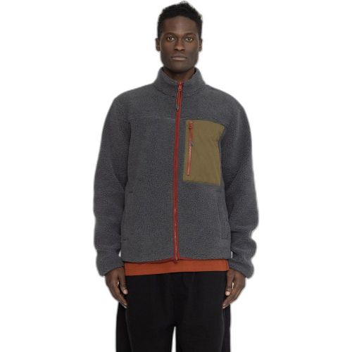 Eine kurze Jacke aus weichem Teddystoff mit einer kontrastfarbenen Brusttasche, einem Reißverschluss und Paspeltaschen. Die Jacke besteht aus 375 g/m - MAG6738059 - Modalova