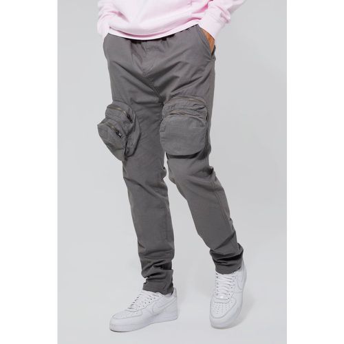 Pantaloni Smart Tall Slim Fit con tasche Cargo in rilievo e zip - boohoo - Modalova