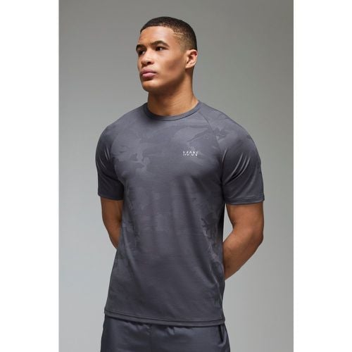 T-shirt Man Active per alta performance in fantasia militare con maniche raglan - boohoo - Modalova