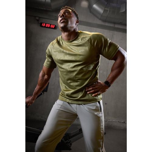 T-shirt Man Active per alta performance in fantasia militare con maniche raglan - boohoo - Modalova